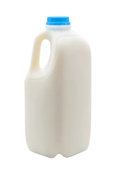 Молоко в пластиковом контейнере, изолированном дорожкой для обрезки — стоковое фото