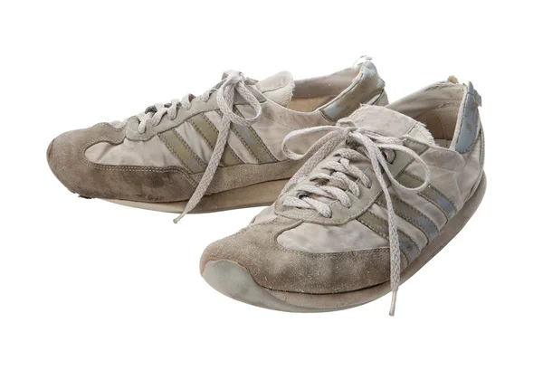 Sapatos de corrida antigos isolados com um caminho de recorte — Fotografia de Stock