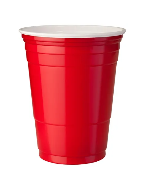Червоний пластиковий стаканчик ізольовані на білому із відсічним контуром — стокове фото