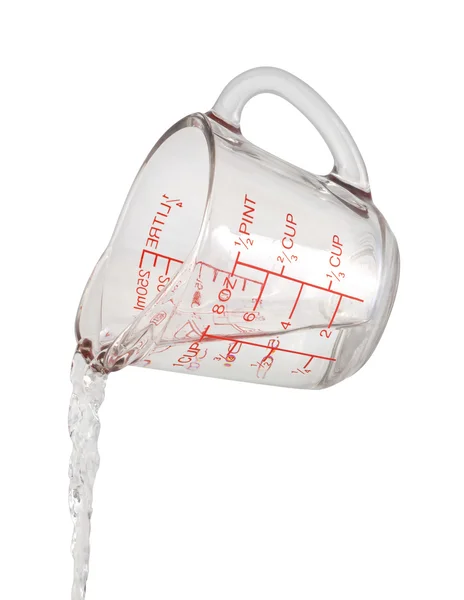 Taza de medición de agua verter — Foto de Stock