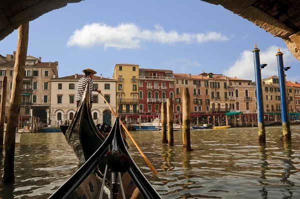 Гондолье на Гранд-канале, Венеция — стоковое фото