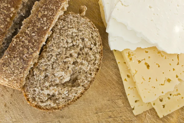 Gesneden brood en kaas — Stockfoto