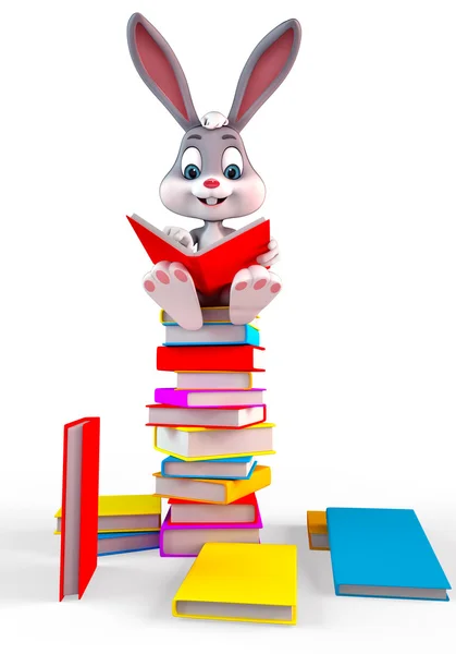 Glimlachend konijn zittend op een grote boekenstapel — Stockfoto