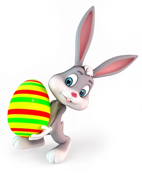 Улыбающийся пасхальный кролик с разноцветным яйцом — стоковое фото
