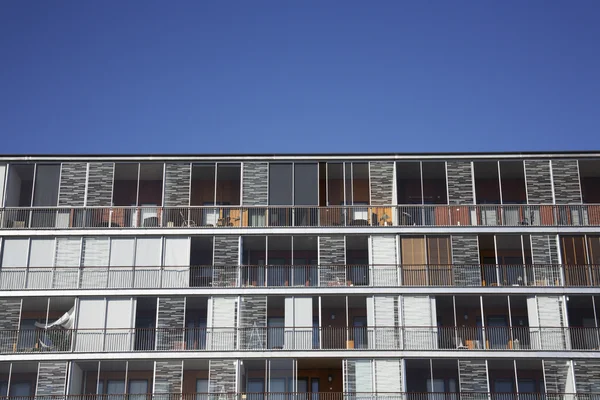 Apartamentos, balcones frente al cielo azul — Foto de Stock