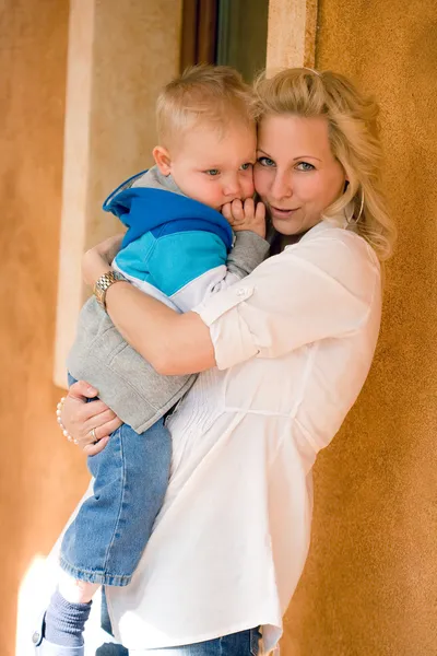 Giovane madre alla moda con suo figlio . — Foto Stock