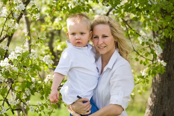 Attractive mom and her son outdoors. — Stock Photo, Image
