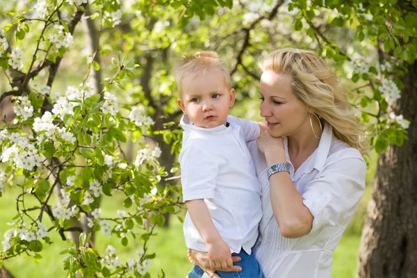 Nettes Kind mit seiner Mutter im Freien in der Natur. — Stockfoto