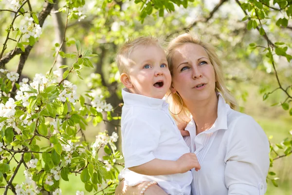 Schattige jongen met zijn moeder buiten in de natuur. — Stockfoto