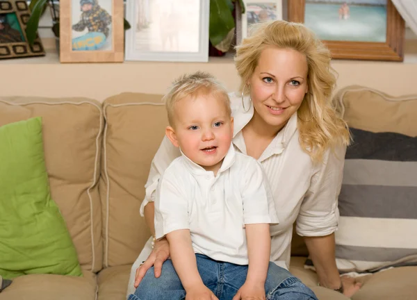 Jonge aantrekkelijke moeder met haar zoon. — Stockfoto