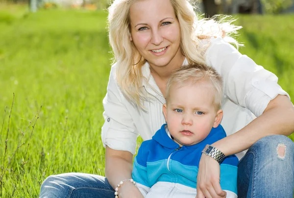 Söta unge med hans mamma utomhus i naturen. — Stockfoto