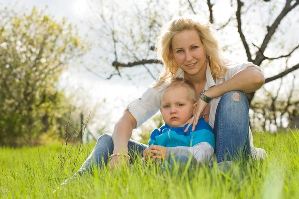 Attraktive Mutter und ihr Sohn im Freien. — Stockfoto
