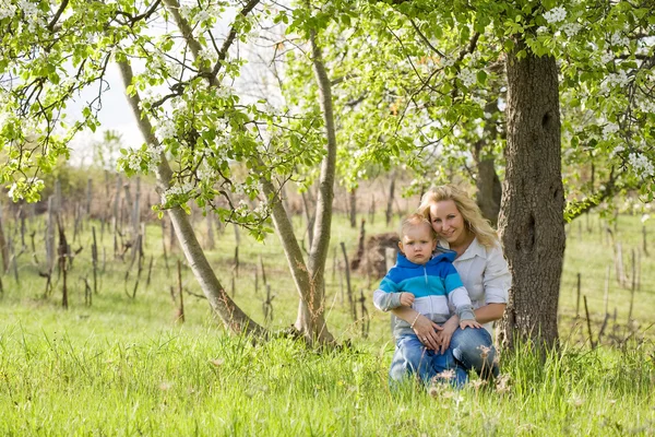 Schattige jongen met zijn moeder buiten in de natuur. — Stockfoto