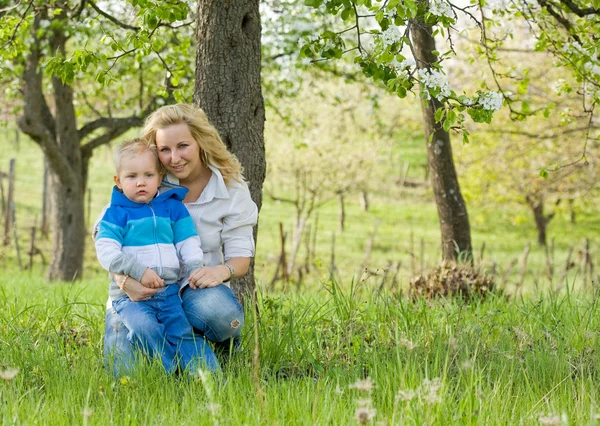 Attractive mom and her son outdoors. — Stock Photo, Image