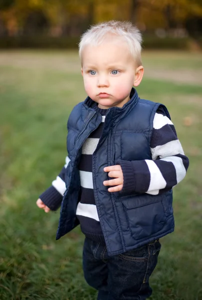 Jonge jongen buiten in de natuur. — Stockfoto