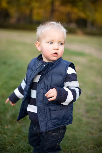 Roztomilý mladý kluk hrát venku. — Stock fotografie