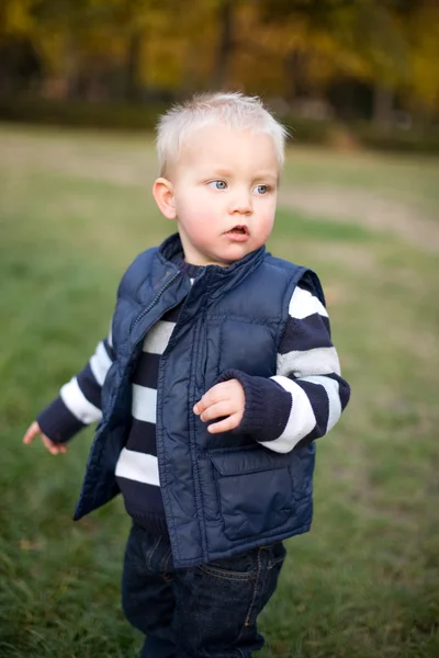 Schattige jonge jongen buiten spelen. — Stockfoto