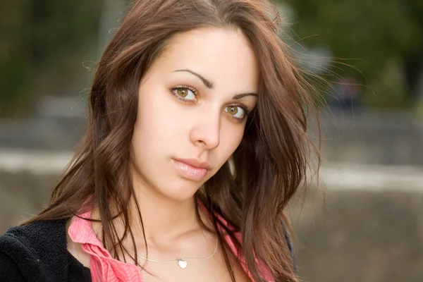 Štíhlé roztomilá mladá bruneta pózuje venku. — Stock fotografie