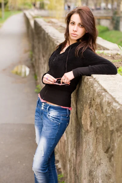 Slender cute young brunette posing outdoors. — Stock Photo, Image