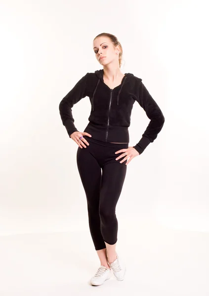 Giovane bruna in piedi in abito fitness . — Foto Stock