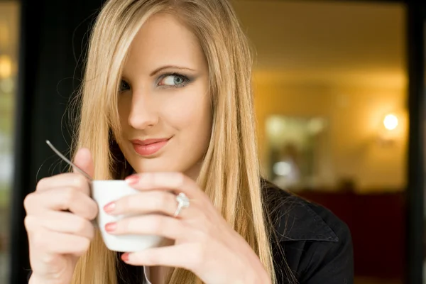 Elegancki młody blond kobieta na coffee break. — Zdjęcie stockowe