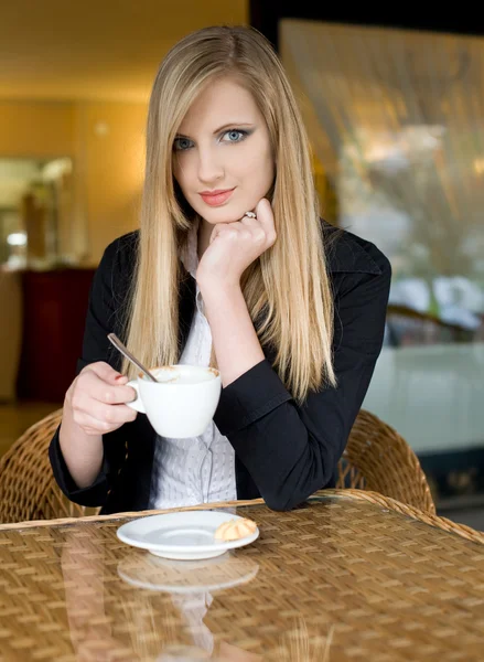 Elegante junge blonde Frau auf Kaffeefahrt. — Stockfoto