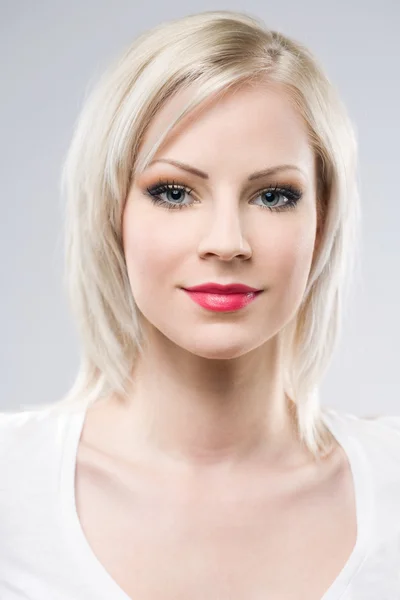 Piękny młody blond w elegancki makijaż. — Zdjęcie stockowe