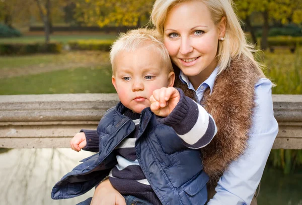 Atraente jovem mãe e filho retrato . — Fotografia de Stock