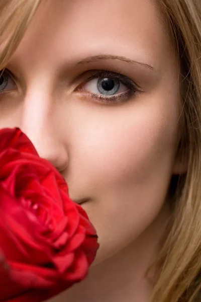 Elegancka blondynka z wielkim czerwona róża. — Zdjęcie stockowe