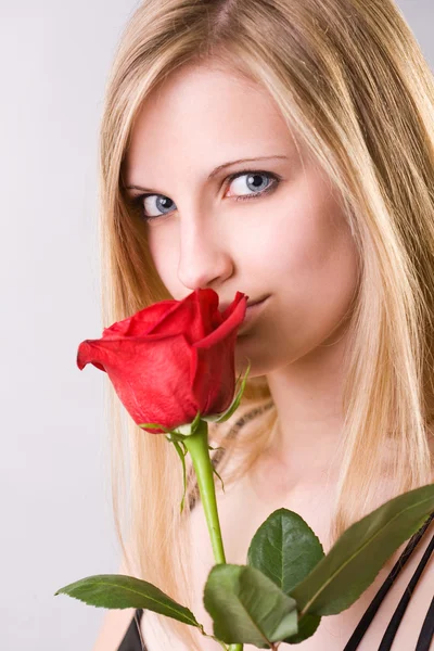 Loira jovem atraente com rosa fresca . — Fotografia de Stock