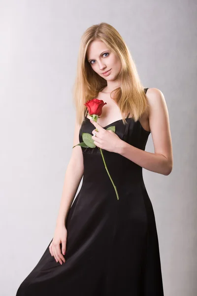 Glamouros mladá blondýna s růží. — Stock fotografie