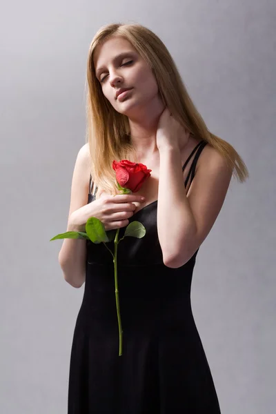 Елегантна білявка з великою червоною трояндою . — стокове фото