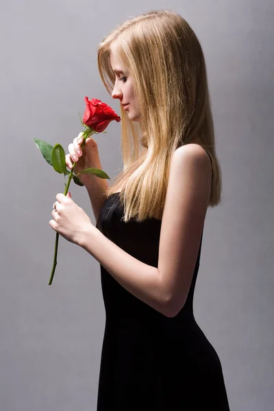 Romantiska blond med röd ros. — Stockfoto