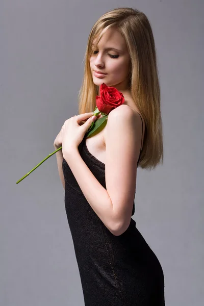 Rubia romántica con rosa roja . —  Fotos de Stock