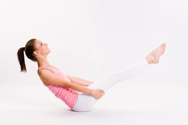 Niedliche junge fitnes Mädchen macht Übungen. — Stockfoto