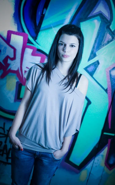 Portrait urbain d'une belle jeune fille brune avec graffiti b — Photo