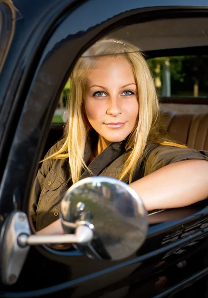 Bella ragazza bionda in una macchina d'epoca . — Foto Stock