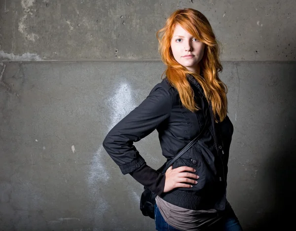 Huysuz bir güzel fashoinable genç Kızıl saçlı kız portresi. — Stok fotoğraf