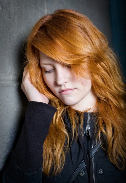 Traurigkeit - launisches Porträt eines rothaarigen Mädchens. — Stockfoto