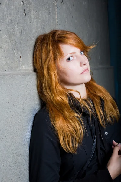 Eenzaamheid, humeurig portret van een mooie fashoinable redhead — Stockfoto