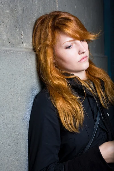 Sorg - moody porträtt av en vacker ung rödhårig Tjej. — Stockfoto