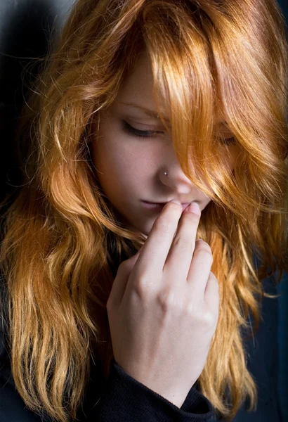 Moody koyu portre genç Kızıl saçlı bir kız. — Stok fotoğraf