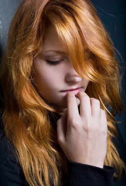 Launisches dunkles Porträt eines jungen rothaarigen Mädchens. — Stockfoto