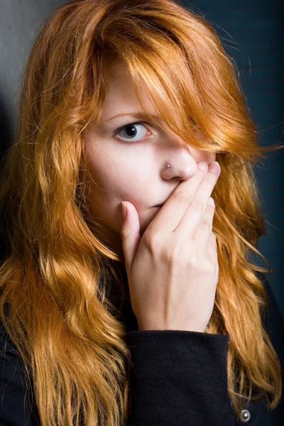 Angst und Einsamkeit, Porträt eines jungen rothaarigen Mädchens. — Stockfoto