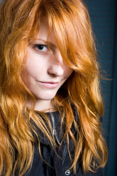 Flirty, moody portrait of a beautiful young redhead girl. — Stock Photo, Image