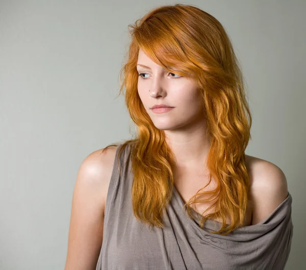ゴージャスな若い赤毛の芸術的な肖像画. — ストック写真