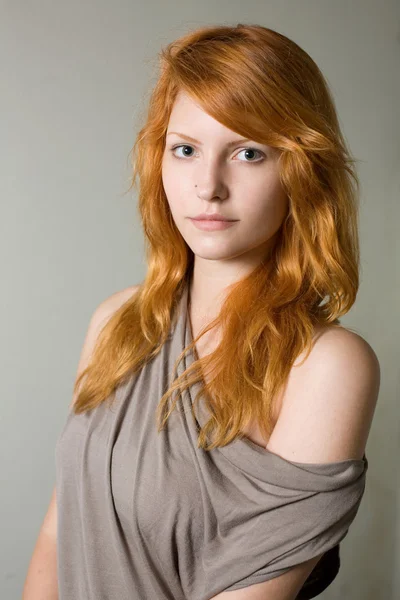 Artistic portrait of gorgeous young redhead. — Stock Photo, Image