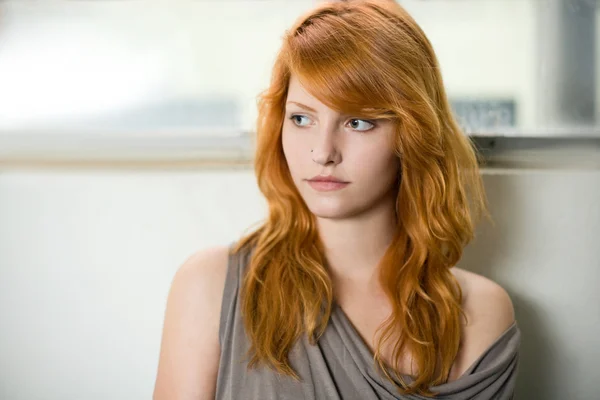 Romantik bir güzel kızıl saçlı kız portresi. — Stok fotoğraf