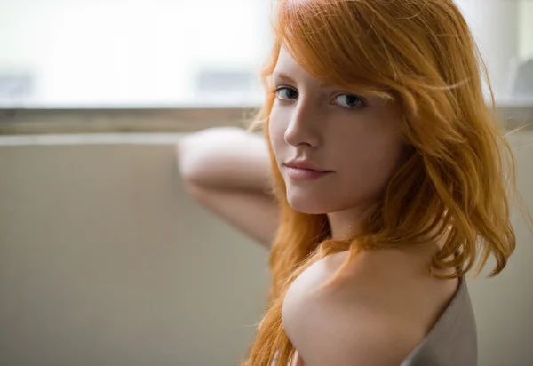 Romantik bir güzel kızıl saçlı kız portresi. — Stok fotoğraf