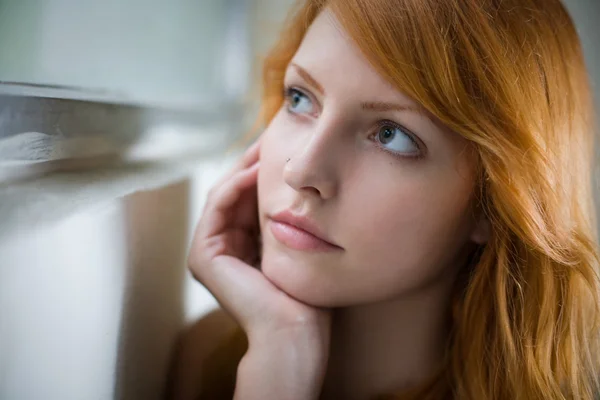 Romantisches Porträt eines schönen rothaarigen Mädchens. — Stockfoto